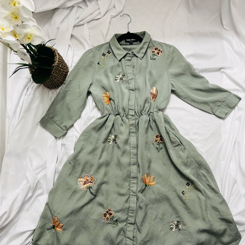 Chic Green Midi Dress with Elegant Embroidery
